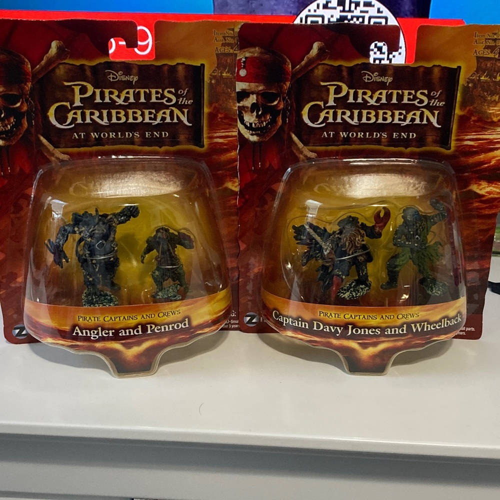 Disney Pirates of the Caribbean Collectible Set of 2
